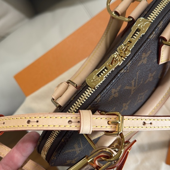 NEW! ALMA BB FROM THE BOUTIQUE! NEW MODEL WITH ADJUSTABLE STRAP! 2025 - Picture 17 of 17